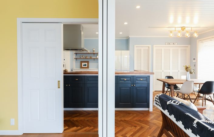 FARROW&BALL_PARMA GRAY27_カウンターRAILINGS31_壁No.218 YELLOW GROUND