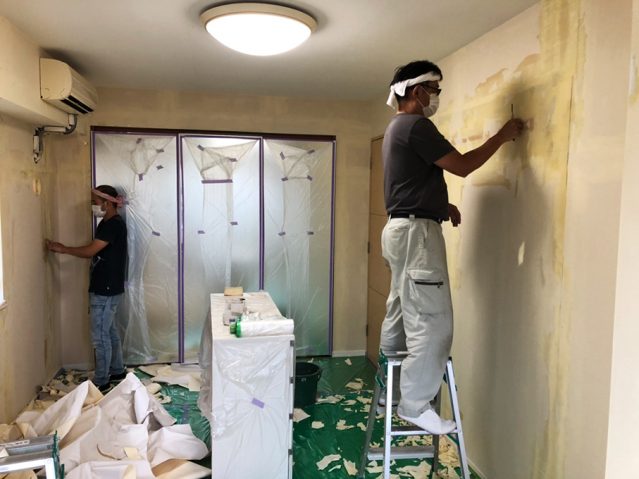 M様邸ご寝室_作業中1_既存クロス剥がし