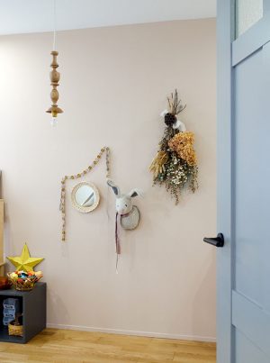 周囲の壁や床材とマッチしているドアの色 / E様邸 / FARROW&BALL（壁）No.231 Setting Plaster（ドア）No276 Mole's Breath