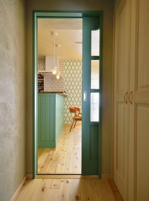 写真提供：LOHAS studio様 / K様邸 / FARROW&BALL（ドア・キッチンカウンター下）No.214 Arsenic /（壁紙）Tessella BP3603