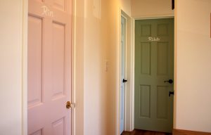 それぞれの好きな色をドアに塗ると、楽しげなインテリアに。