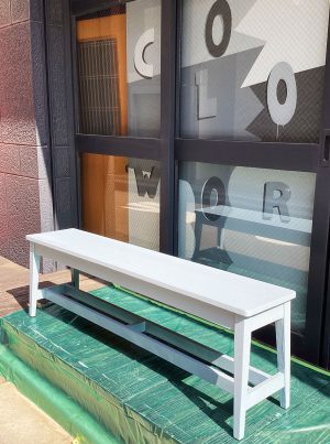 DIY塗装したベンチをぽかぽかの陽気のなか乾燥させています