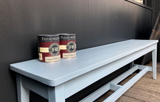 ベンチ：FARROW&BALL No.306 SELVEDGE / 壁：No.31 RAILINGS