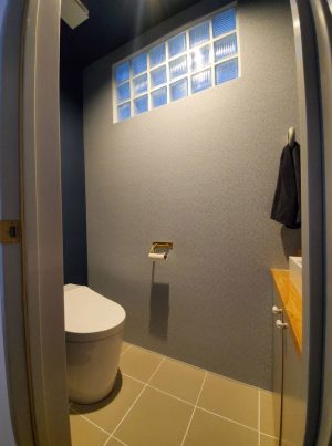 モダンでスマートな雰囲気を醸し出すトイレスペース / H様邸 / FARROW&BALL 塗料 No.281 Stiffkey Blue