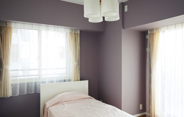 静かにリラックスして過ごせそうな紫系統の壁の色