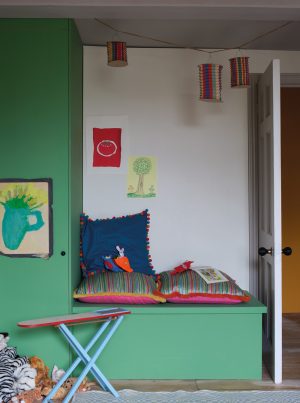 鮮やかな緑は、家具や椅子などに塗ると子供部屋の良いアクセントに。