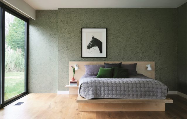 シックな緑の壁紙で、特別感のある寝室に。