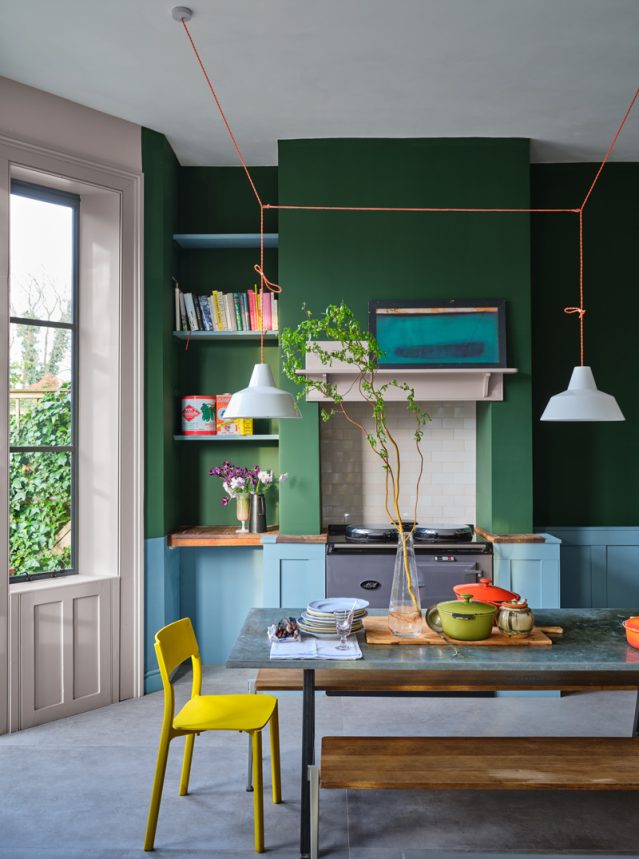 インテリアの配色 / 細々としたインテリア雑貨が多い時こそ壁に色をつけよう / FARROW&BALL（上壁）No.310 Beverly（下壁）No.306 Selvedge