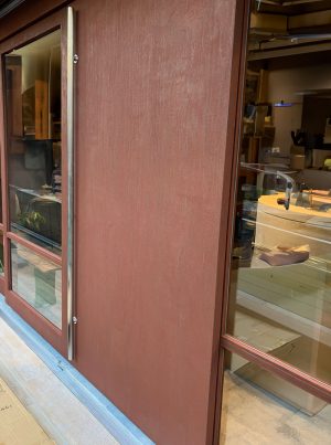 下地と塗装の仕方を変えることでファサードがより魅力的な赤錆風の仕上がりに。 / アフォガード専門店 RITA Affogato Tokyo@神楽坂