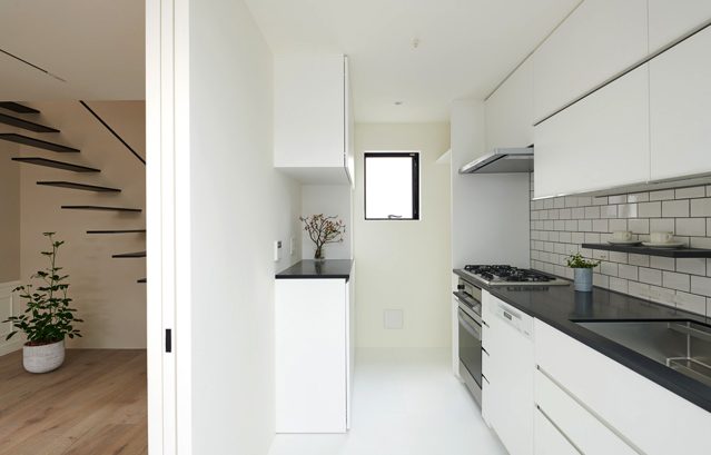 清潔感を感じるミニマルなスタイルに白を選ばれたKASA ARCHITECTSさんのキッチンリノベーションの事例。開放感や明るさを感じさせる究極の色。