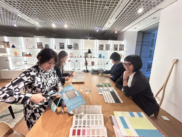 石井佳苗さん、ザ・コンランショップのご担当者、カラーワークスからは秋山千恵美と新井が参加して各スペースの色決めをしていきました