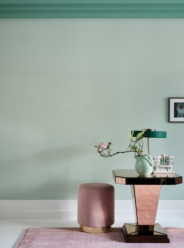 インテリアの配色 / 大胆さやアクティブさを感じさせる補色色相配色 / FARROW&BALL（モールディング）No.214 Arsenic（壁）No.CC4 Palm（巾木・床）No.239 Wimborne White