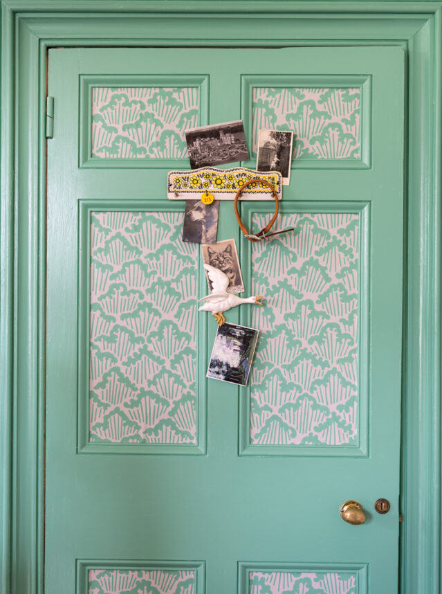 リノベーションで人を招きたくなる玄関に！ 色でつくるおしゃれな玄関のアイデア3選/ FARROW&BALL（壁紙）BP4603 Aranami（塗装）No.214 Arsenic