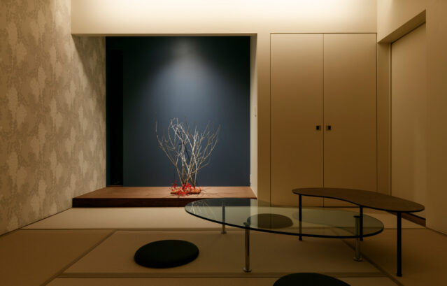 写真提供：ZUTTOSTYLE様 / FARROW&BALL / 壁紙 Wisteria BP2201 / 塗装 Hip 8476N Symphony Blue