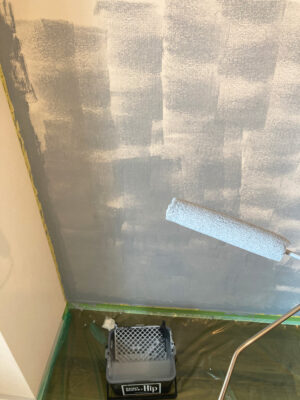 【塗装初心者必見！】新人スタッフTが挑む！はじめてのDIY塗装＠自宅リビングの壁一面