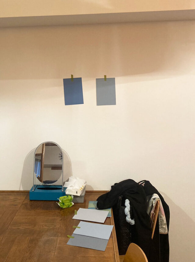 塗りたい壁の色を決めるときは、いくつかサンプルを実際に塗る壁面に貼って朝昼晩の光の様子をチェックすることが大切なポイント