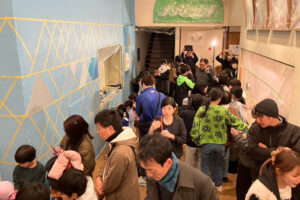 子供達と一緒に海色で塗装中