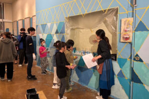 子供達と一緒に海色で塗装中