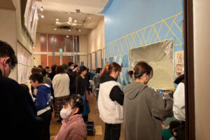 子供達と一緒に海色で塗装中