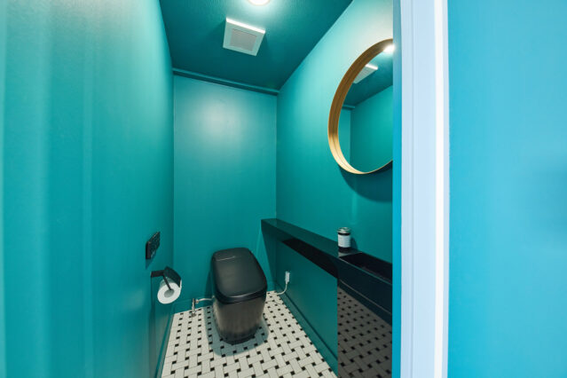 廊下からのぞくトイレは、ドラマティックでリゾートを感じる青に / ATTA-MEでリノベーションをしたM様邸