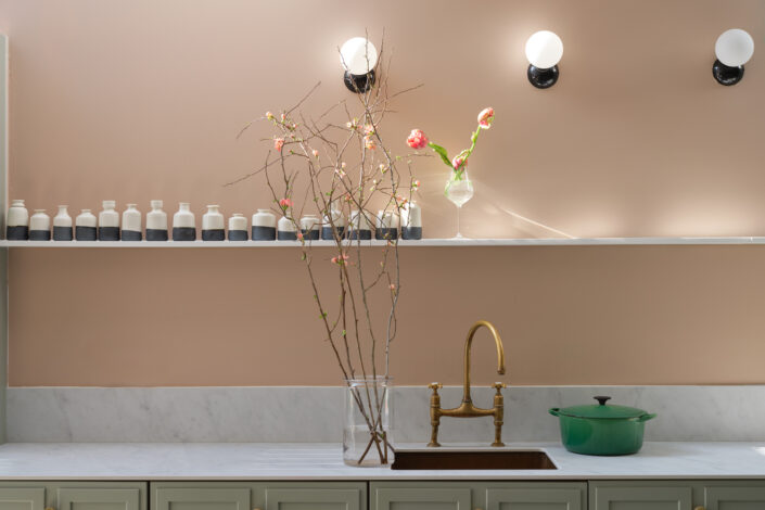 不安感や緊張感をほぐしてくれる慈愛の色「ピンク」の効果をインテリアに