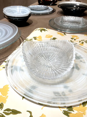 器の展示の下には、Farrow&Ballの新柄の壁紙を一緒にコーディネート。壁に貼るだけでなく、このようにアートのような器を引き立てるアイテムとしても一役買ってくれるほど、魅力的な壁紙が多く揃っています。