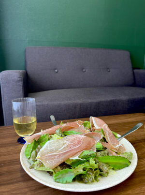 PARQUE TOKYOファクトリーさんでいただいた美味しいサラダ。沖縄野菜のシカクマメを使ったサラダは、わざわざ静岡の農園から仕入れてくださったこだわりの一品!