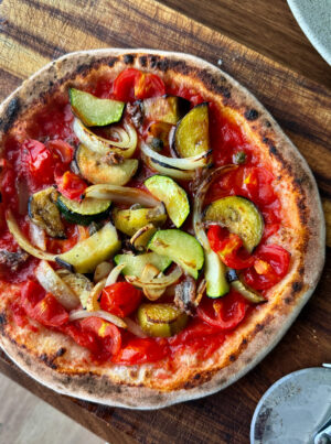 PARQUE TOKYOファクトリーさんでいただいた野菜たっぷりのピザ。なんとDIYで作ったピザ窯で焼いていただきました!ごちそうさまでした!