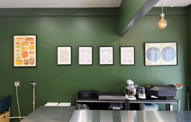 壁:FARROW&BALL No.310 Beverly / 天井:No.274 Ammonite / 梁下 No.305 Hopper Head / PARQUE TOKYOファクトリーの店内を飾る数々のアートを魅力的に引き立てる壁色のBeverly。