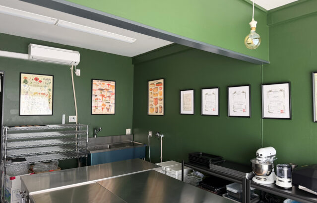 壁:FARROW&BALL No.310 Beverly / PARQUE TOKYOファクトリーを美しく彩る壁や天井の色