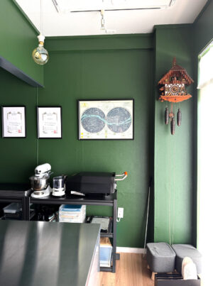 壁:FARROW&BALL No.310 Beverly / 天井:No.274 Ammonite / PARQUE TOKYOファクトリーの大きな出入り口から差し込む彩光で、壁の色が美しいグラデーションを描いている
