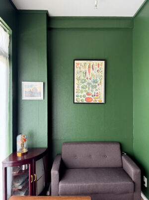 壁:FARROW&BALL No.310 Beverly / 天井:No.274 Ammonite / PARQUE TOKYOファクトリーのお客様スペース。Beverlyに包まれて特別な空間に。