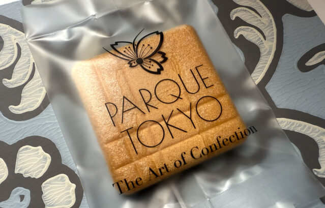 PARQUE TOKYOファクトリーの焼き菓子 / 最中の裏にはキャラメルアーモンドが敷き詰められていて、とても香ばしくて美味しいお菓子でした!