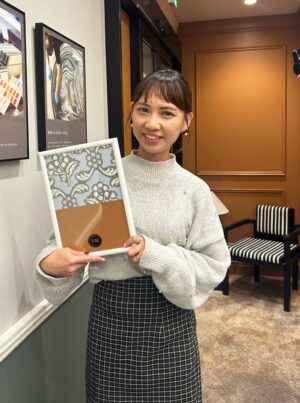 Farrow&Ballの新色・新柄発表会に参加された舘野様(@epika_t.kana):「一緒に目に入って幸せを感じる2つを選びました。同時に目に入ってハッピーが倍増なイメージです。たまたまサロンに使われている入り口とトイレの柄と色の組み合わせでした!」とのこと。