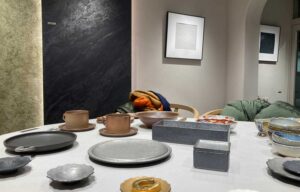 12月26日(金)まで「&classy SELECT 器のある暮らし」を開催中。アートにもなる日本の器を、VALPAINTなどの特殊塗装で彩られた特別な空間でご覧いただけます。