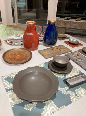 器の展示の下には、Farrow&Ballの新柄の壁紙を一緒にコーディネート。壁に貼るだけでなく、このようにアートのような器を引き立てるアイテムとしても一役買ってくれるほど、魅力的な壁紙が多く揃っています。