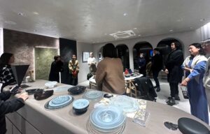 12月26日(金)まで「&classy SELECT 器のある暮らし」を開催中。アートにもなる日本の器を、VALPAINTなどの特殊塗装で彩られた特別な空間でご覧いただけます。