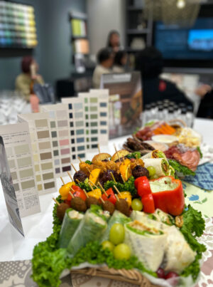 Farrow&Ballの新色・新柄のワークショップのあとは、写真のような味覚も視覚も楽しめるカラフルな軽食とドリンクで楽しい時間を過ごしました。