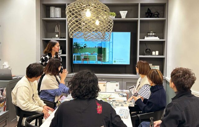 銀座サロンへ移動したあとは、Farrow&Ballの新色・新柄についてスタッフからレクチャーを。