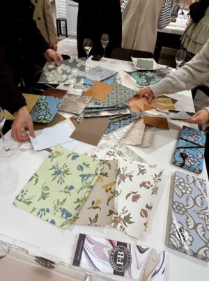 銀座サロンで行われたインフルエンサーさん向けのFarrow&Ballの新色・新柄発表会で、ワークショップを行っている様子。ご自分だけの新色と新柄のマッチングを楽しんでいただきました。