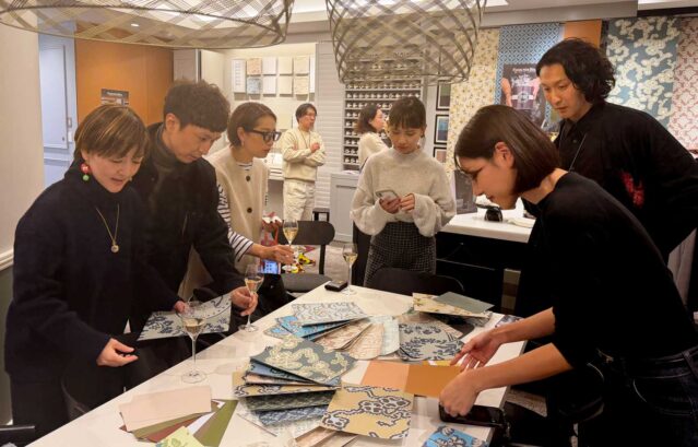 銀座サロンで行われたインフルエンサーさん向けのFarrow&Ballの新色・新柄発表会で、ワークショップを行っている様子。ご自分だけの新色と新柄のマッチングを楽しんでいただきました。