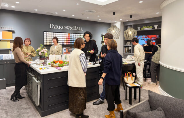 FARROW&BALL 銀座サロンにてインフルエンサー向けに開かれた新色・新柄発表会&交流会。色を愛でながら、美味しいお酒と軽食と楽しいトークを楽しんでいらっしゃるインフルエンサーの皆さん。