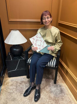 Farrow&Ballの新色・新柄発表会に参加された映画監督の永田 琴様(@kotton88):「華やかさとシックさ、グリーンが落ち着けるように演出している。暗いくすんだグリーンで締めてみました。私はスモークピンクが好きなんです。」とのこと。