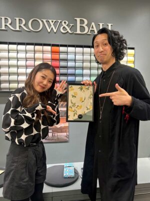 Farrow&Ballの新色・新柄発表会に参加された赤塚 健太様(@tsd_lab_renovation):「はじめはこの壁紙とイエローを選ぼうと思ったけど、それだと優しい雰囲気になる。今回は少しカッコよさをプラスするためにダウターを選んだ」とのこと。