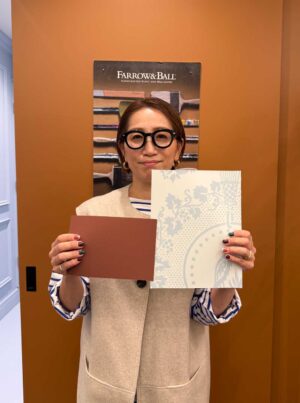 Farrow&Ballの新色・新柄発表会に参加されたaloha様(@hibiscus_aloha):「サギの柄をした壁紙に惹かれた。エトラスカンレッドも気分で、組み合わせてみた。」とのこと。