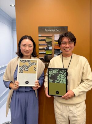 Farrow&Ballの新色・新柄発表会に参加された林かよ様(@kayo_3sisters)と岡田様。「上壁紙が3色で彩られているところに目が行った色使いが贅沢だと感じた(林様)」「グリーンに惹かれて壁紙選んだ 新色最高(岡田様)」とのことでした^^