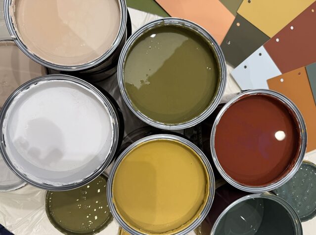 Farrow&Ballの新色。（左上）No.311 Scallop / （左下）No.314 Sizing / （中上）No.312 Dibber / （中下）No.319 Duster / （右上）No.56 Etruscan Red / （右下）No.318 Douter