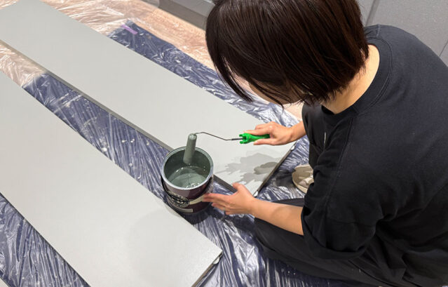 パネルの色をスタッフ自らの手で塗装をして変えていく様子
