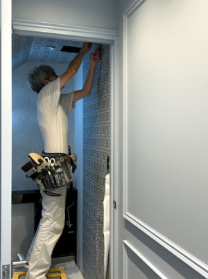 FARROW&BALL 銀座サロン リノベーション / トイレ内の壁紙を貼る工事