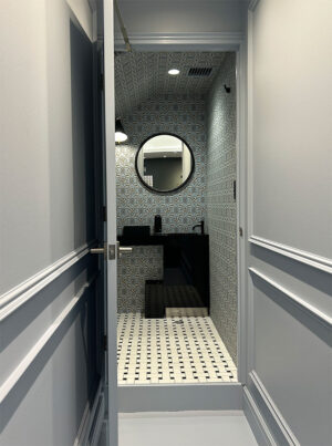 After：トイレ前：No.27 Parma Gray / トイレ内壁 壁紙：Barace 6604